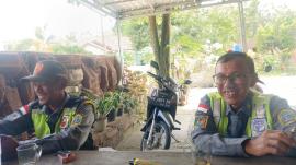 Linmas Kalurahan Ngunut Amankan Jalannya Hajatan Pernikahan Warga